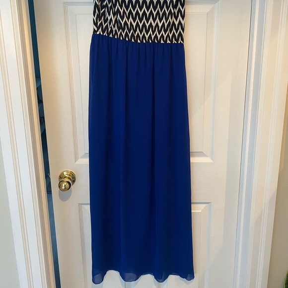 Semi formal dress - Picture 3 of 3